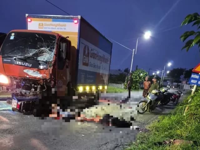 3 người đi trên một xe máy chết tại chỗ khi va chạm với xe tải trên đường