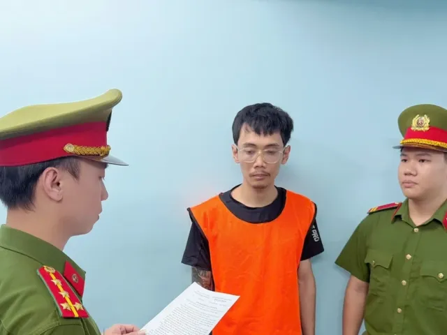 Một “họa sĩ“ bị khởi tố vì vẽ bậy lên hàng rào công trình nghìn tỷ ở TPHCM