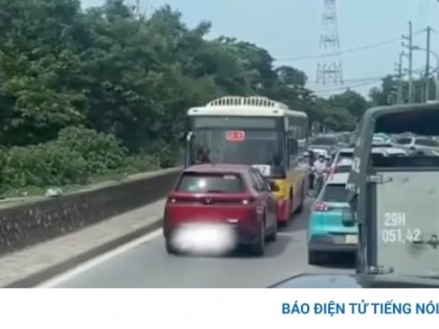 Đường tắc dài, tài xế ô tô “khôn lỏi“ không chịu xếp hàng và cái kết