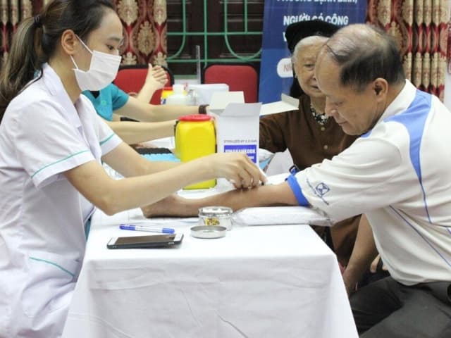 Từ 1/7, người dân có hộ khẩu thường trú tại Hà Nội thuộc nhóm này được miễn phí 100% khoản phí đặc biệt