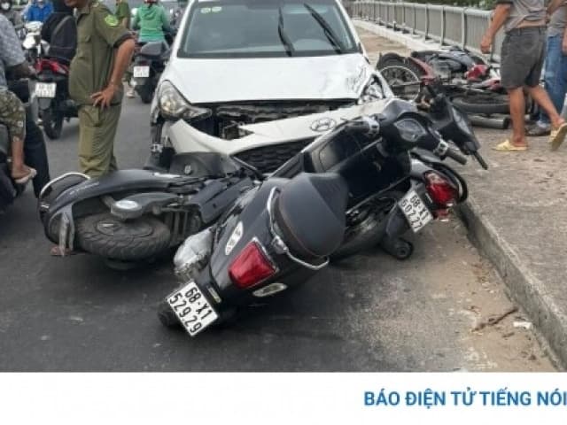 Ô tô mất lái tông liên hoàn nhiều xe máy trên cầu