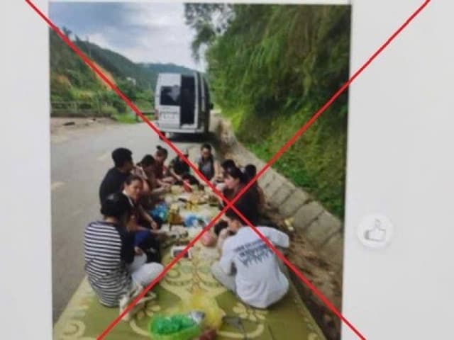 Du khách trải chiếu ngồi ăn uống dưới lòng đường tại khu vực thác Bản Giốc bị lập biên bản
