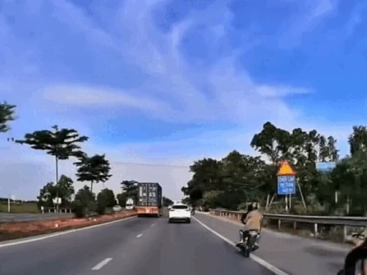Clip: Hai xe máy phóng nhanh, lạng lách gặp tai nạn cùng lúc