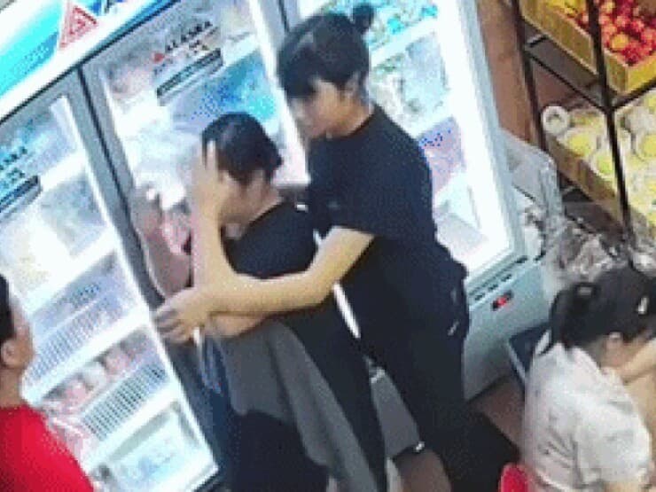Công an yêu cầu người đàn ông hành hung thai phụ tại cửa hàng hoa quả ra trình diện